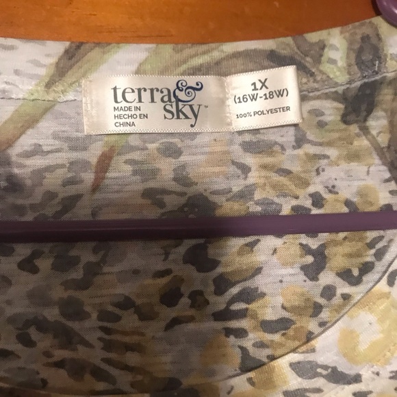 Terra&Sky top, 1X (16W-18W), animal, tropical, floral, multi colored. - Picture 2 of 14